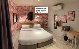 Tempat tidur dalam kamar di Hotel de Berne