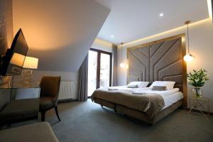 Postel nebo postele na pokoji v ubytování Hotel Biały Dom + 18 fotografií