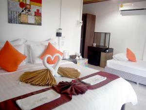 a hotel room with two swans on a bed at Chareena Garden in Ko Lipe +36 photos