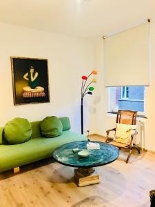 - un salon avec un canapé vert et une table dans l'établissement Lyves Two, à Liège
