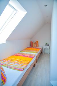 uma cama grande num quarto com uma janela em Ferienhaus am Reiterhof em Templin
