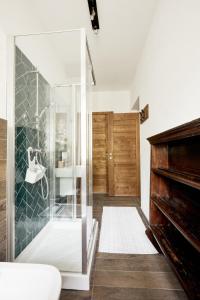 a glass shower in a bathroom with a piano at Lou Porti in Levata