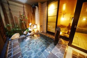 Dormy Inn Premium Nagoya Sakae في ناغويا: حمام سباحة صغير مع دش