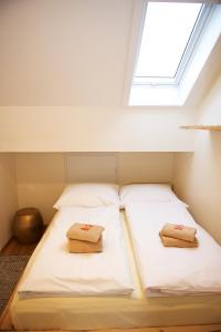 Postel nebo postele na pokoji v ubytování Landhaus Kössel