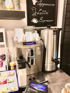 une machine à café assise au-dessus d'un comptoir dans l'établissement Boutique Apartments U Rolanda, à Znojmo