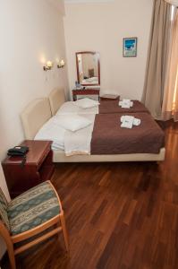 Postel nebo postele na pokoji v ubytování Cecil Hotel