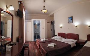 Postel nebo postele na pokoji v ubytování Cecil Hotel