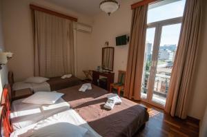 Postel nebo postele na pokoji v ubytování Cecil Hotel
