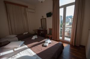 Postel nebo postele na pokoji v ubytování Cecil Hotel