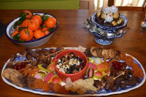una mesa con un plato de comida y tazones de fruta en Villa Lumières, en Goult