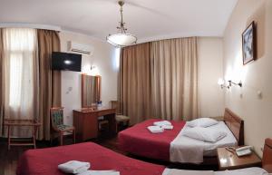 Postel nebo postele na pokoji v ubytování Cecil Hotel