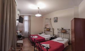 Postel nebo postele na pokoji v ubytování Cecil Hotel