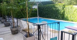una piscina con una mesa y una valla en Pilar Apart Hotel en Pilar