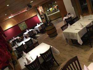 an overhead view of a dining room with tables and chairs at Motelina in Wattwil