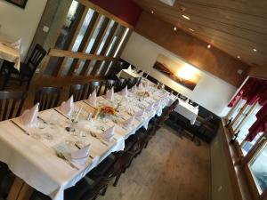 an overhead view of a long table in a restaurant at Motelina in Wattwil