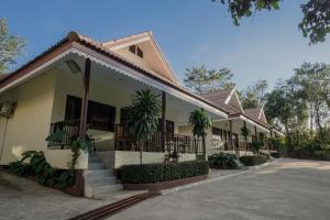 uma casa com palmeiras em frente em Chang Cliff Resort em Ko Chang
