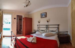 Postel nebo postele na pokoji v ubytování Cecil Hotel