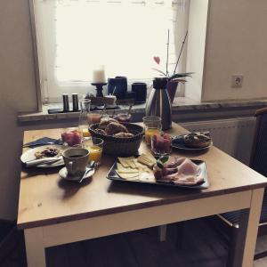 una mesa con comida y bebidas. en Haus Hohensee, en Clausthal-Zellerfeld