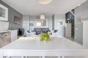 A kitchen or kitchenette at Vistas al Mar. Gran Terraza