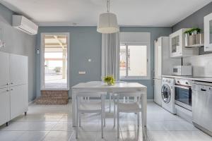 A kitchen or kitchenette at Vistas al Mar. Gran Terraza