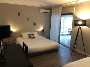 Postel nebo postele na pokoji v ubytování Logis Hôtel l'Abricotine