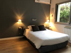 Postel nebo postele na pokoji v ubytování Logis Hôtel l'Abricotine