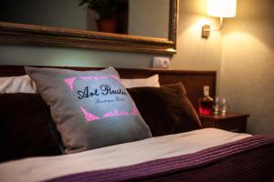 almohada sobre la cama con espejo en Art-Rustic Boutique Hotel, en Chişinău