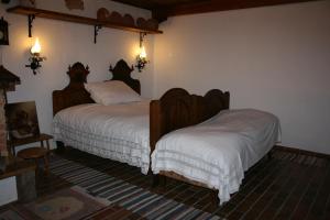 a bedroom with two beds with white sheets at Guest House Sunčano Selo in Jagnjedovec
