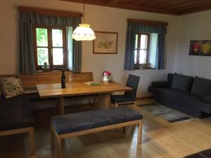 ein Wohnzimmer mit einem Tisch und einem Sofa in der Unterkunft Ferienhaus Gründl in Leibnitz