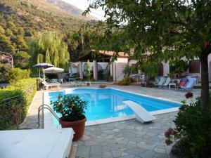 Bazén v ubytování Bed & Breakfast Laino nebo v jeho okolí