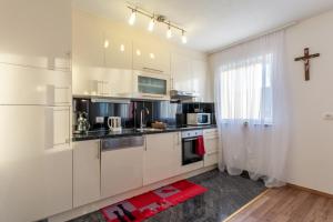 Kuchyň nebo kuchyňský kout v ubytování Apartments Palma