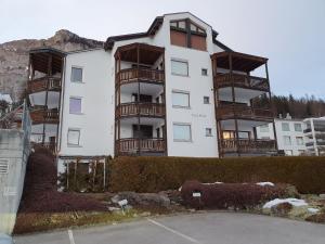 un edificio blanco con balcones en un lateral en Alpen-fewo, Denter Vias 10, Casa Alma en Flims