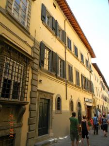 um grupo de pessoas andando por uma rua ao lado de um edifício em Casa Ermenegilda em Cortona