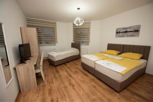 een slaapkamer met 2 bedden en een flatscreen-tv bij Design Apartments 1 in Dortmund
