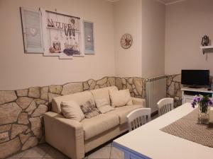 - un salon avec un canapé et une table dans l'établissement Tato home, à Alatri