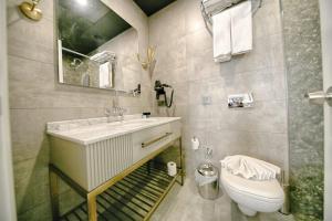 bagno con lavandino e servizi igienici di Royal Tophane a Istanbul