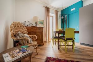 salon z krzesłami i stołem jadalnym w obiekcie La Scala Verde w mieście Ragusa