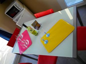 カンポフェリーチェ・ディ・ロッチェッラにあるヴィラ レティシアの白いテーブル(黄色い財布と赤い椅子付)