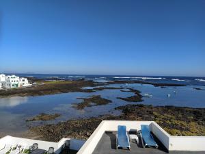 vistas al océano desde el balcón de una casa en Mirador de Alegranza, en Orzola