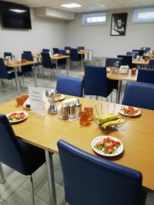stół z talerzami jedzenia na górze w obiekcie Business-hotel Voskresensk w mieście Woskriesiensk