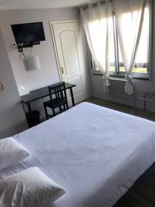 Postel nebo postele na pokoji v ubytování Logis Hôtel l'Abricotine