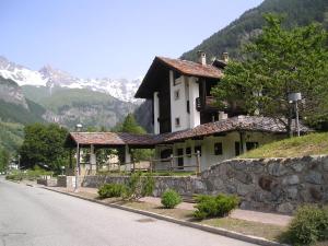 una casa al lado de una montaña con una carretera en Dortoir de Ollomont, en Ollomont