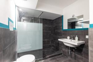 A bathroom at 90100