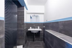 A bathroom at 90100 Még 37 kép