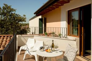 eine Terrasse mit einem Tisch und Stühlen auf dem Balkon in der Unterkunft Locanda All'Avanguardia in Solferino