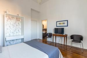 A bed or beds in a room at 90100
