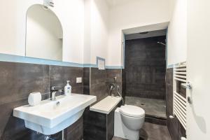 A bathroom at 90100