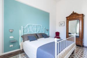 A bed or beds in a room at 90100