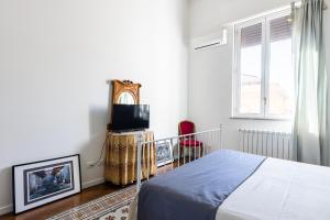 A bed or beds in a room at 90100