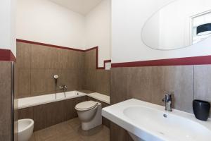 A bathroom at 90100
